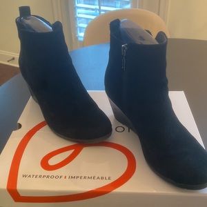 Blondo black suede water proof wedge bootie in EUC.
